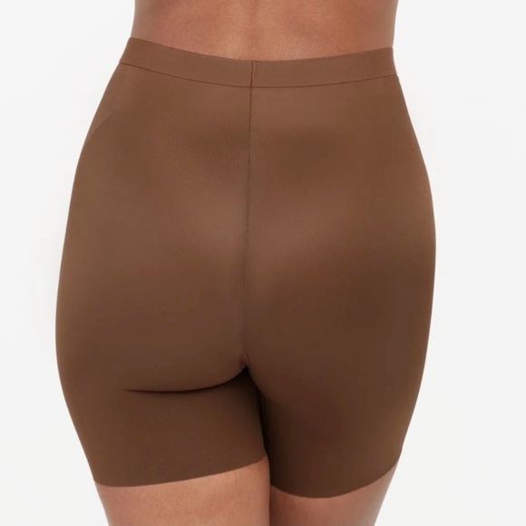 SPANX Thinstincts® 2.0 High-Waisted Mid-Thigh Short! - Picture 3 of 5